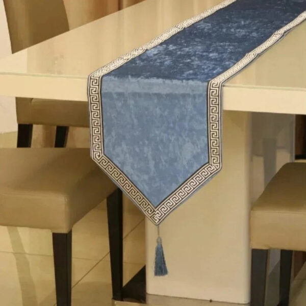 chemin de table velours bleu deco mariage