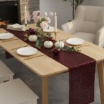 Décoration de table opulente bordeaux