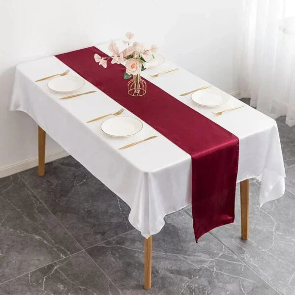 chemin de table en satin bordeaux élégant
