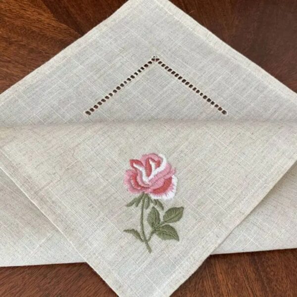 serviette de table avec rose brodée